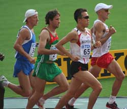 한국은 유난히 세계육상선수권과는 인연이 없다. 1993년 슈투트가르트 대회 남자마라톤에서 김재룡 선수가 4위를 기록한 것이 가장 좋은 성적이고, 아직까지 단 하나의 메달도 없다. 최근에는 기준기록을 통과해 본선에 나가는 선수조차 겨우 10명이 조금 넘을 정도로 한국 육상은 세계선수권대회에서 들러리에 불과할 뿐이었다.
<br>
<br>* 사진설명 : 2007년 오사카 세계육상선수권 남자마라톤에 출전한 이명승 선수
<br>
<br>벌써부터 일부에서는 2011년 대구세계육상선수권이 남의 잔치가 될 수 있다는 걱정스런 의견을 내놓고 있다. 게다가 자국의 육상스타가 없는 상황에서 우리 국민들이 과연 얼마나 대회에 관심을 가질지 의문스럽다. 전 세계의 이목이 집중되는 경기장이 텅텅 비어 있다거나 기본적인 육상규칙도 모르는 사람들이 동원되어 채워진다면 국제적인 망신일 것이다.
<br>
<br>올해 베를린 대회에서 한국 선수들에게 당장의 성과를 바라는 것은 무리다. 그러나 2011년에는 해낼 수 있다는 자신감과 희망을 보여 주는 것이 선수들이 해야 할 일이다. 대한육상경기연맹도 이번에 기준기록을 통과하는 선수들을 최대한 많이 대표로 파견해 그들에게 국제무대 경험을 쌓게 하고, 남은 2년을 필사의 각오로 준비하게 한다면 분명히 전 국민을 환호하게 만들 스타가 탄생하리라 믿는다. 관련사진
