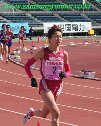 현재 이처럼 마라톤에서 대활약을 펼치는 선수들 외에 정작 일본이 2008년 북경올림픽과 2012년 런던올림픽에서 기대를 거는 최고의 유망주는 바로 후쿠시 가요코(와코루)다. 5000m 14분53초22로 일본기록보유, 10000m 30분51초81로 일본역대 2위를 기록하며 아시아선수는 통과조차 힘들다는 올림픽과 세계육상선수권대회의 "A"기준기록을 돌파하는 스피드 런너이다. 
<br>
<br>#. 사진설명 : 2006년 2월 첫 하프마라톤인 카가와마루가메 하프에서 1시간 7분 26초의 일본기록을 내며 트랙으로 골인하는 후쿠시 가요코.
<br>
<br>* 主 : 올림픽과 세계육상선수권대회는 기준기록이 있어 이 기록을 통과하지 못하면 대회에 출전할 수 없다. A,B 기준기록 2개로 나뉘며 A기준기록 통과자는 종목별 참가제한 인원수 만큼 출전이 가능하고 A기준기록 통과자가 없는 경우는 B기준기록을 통과한 선수 1명이 출전 가능하다.
<br>한국은 트랙장거리(5000m,10000m)에서 B기준기록을 통과한 선수 조차도 없어 대회에 출전한적이 없다. 관련사진