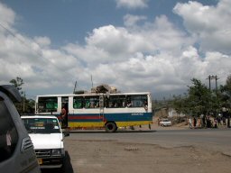 탄자니아 육상선수들의 메카는 탄자니아 최대도시인 다르살렘(Dar es Salaam)에서 북서쪽으로 700km 떨어져 있는 아루샤(Arusha)이다. 아루샤는 인구 15만의 조그마한 도시이지만 왼쪽으론 그 유명한 세렝게티 국립공원이 오른쪽으론 킬리만자로산이 있고 곳곳에 마사이족 들의 거주지가 산재해 있어 관광과 교통의 중심지이다. (사진설명:아루샤 시내모습) 관련사진