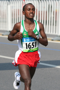 　상반기 가장 관심을 모았던 경기는 현재 케냐와
<br>　에티오피아의 에이스이자 향후 3~4년을 책임질
<br>　선수로 인정받고 있는 사무엘 완지루(케냐)와
<br>　체가예 케베데(에티오피아)가 출전한 런던마라톤
<br>　이었다. 베이징올림픽 금메달, 2009년 런던마라톤
<br>　우승 등 마라토너로서 최고의 길을 달리고 있는
<br>　완지루와, 베이징올림픽 동메달, 베를린 세계육상
<br>　선수권 동메달 등 좋은 기록을 냈지만 완지루의
<br>　그늘에 가려있던 케베데가 다시 한 번 맞붙었다.
<br>　지난해에는 완지루가 2시간5분10초로 케베데를
<br>　10초 차이로 앞서며 우승을 차지했지만, 올해는
<br>　케베데가 우승하며 처음으로 둘 간의 맞대결에서
<br>　승리해 2인자의 한을 풀었다. 
<br>
<br>　#. 사진설명 : 2008년 베이징올림픽에서의 체가에
<br>　케베데. 경기 중반에 선두그룹을 놓쳤지만 마지막
<br>10km를 완지루보다 1분이나 빨리 달리는 저력을 발휘하며 동메달을 차지했다.
<br>
<br>베이징올림픽 금메달을 시작으로 참가대회마다 우승을 차지하며 게브르셀라시에를
<br>넘어설 최고의 마라토너로 극찬을 받아온 완지루는 경기도중 햄스트링 부상으로 기권
<br>했다. 단 한번의 기권이지만 젊은 나이에 이미 명예와 부를 모두 거머쥔 이 청년이
<br>자신의 재능을 100% 발휘하지 못한 채 사라져간 많은 선배들의 전철를 밟는 것이
<br>아닌가 하는 성급한 우려의 목소리도 나오고 있다. 관련사진