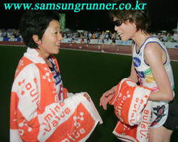 이제 일본과 한국의 경기력을 비교해 보며 우리가 나가야 할 방향을 살펴보자. 일본 여자마라톤의 면면은 그저 부러울 따름이다. 한국 여자마라톤 최고기록이 1997년 권은주선수가 세운 2시간26분12초인 것에 반해 일본은 한국기록보다 빠른 기록을 가지고 있는 마라톤 선수를 무려 25명(2005년말 기준)이나 보유하고 있다. 또한 여자마라톤에서는 꿈의 기록이라는 2시간19분대를 달리는 선수도 3명이나 된다. 
<br>
<br>#.사진설명 : 2005 삼성디스턴스챌린지대회에 출전한 노구치선수가 경기후 이은정선수(삼성전자)와 인사를 나누는 모습.
<br> 관련사진