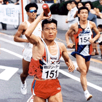 아시안게임 남자마라톤의 개인 2연패 기록은 1966년과 1970년 방콕대회에서(개최지가 두 대회 모두 방콕이다) 일본의 기미하라 선수가 2연패한 기록을 갖고 있다. 한국의 이봉주선수도 1998년 방콕대회에 이어 이번 2002부산대회에서도 우승을 노리며 개인 2연패를 목표하고 있다.  이봉주선수가 우승 할 경우 팽팽했던 양국의 역대 메달 점유율에서 한국은 우위를 선점하게 된다. 하지만 많은 변수가 작용하는 마라톤은 경기의 특성만큼이나 모든 걸 쉽게 예상하고 확신할 수는 없다. 이번 대회에 일본은 3년 연속 2위 기록의 설욕을 위해 관록과 경험이 풍부한 다케이 류지(2:8:35)와 시미즈 코지(2:9:00) 선수를 파견해 남자마라톤은 어느 대회보다 더 치열한 접전이 예상된다. 관련사진