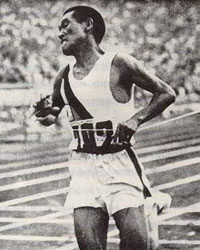 일제치하 시절인 1932년 LA올림픽부터 시작된 한국 남자마라톤의 올림픽 도전사는 파란만장하다. 1930년대 세계 마라톤계를 주름잡았던 대한민국의 마라토너들은 드디어 1936년 베를린에서 손기정선수가 금메달, 남승룡선수가 동메달을 차지하며 암흑기에 빠져 있었던 한민족의 기개를 세계에 떨쳤다. 하지만 두 선수는 일장기를 달고 뛰어야 했던 아픔을 평생 가슴에 묻어야만 했다.
<br>
<br>광복 이후 선배들의 한을 풀고, 태극기를 시상대에 올리기 위한 도전은 계속됐다. 52년 헬싱키올림픽과 56년 멜버른올림픽에서 최윤칠, 이창훈선수가 선전했지만 모두 4위에 오르며 아쉽게 메달획득에는 실패했다. 관련사진