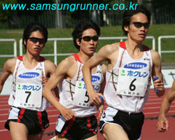 - 장거리 트랙의 전성기를 연 2006년
<br>
<br>스피드 마라톤에 가장 기본이 되는 종목인 5000m 경기에서 우리 선수들이 놀라운 성과를 내고 있다. 2006년 상반기 뜨거웠던 트랙경기의 모습을 소개한다.
<br>
<br>#. 사진설명 : 일본 트랙대회에 출전한 한국 남자마라톤의 유망주들(오른쪽부터 이두행,신영근,류지산 선수) 관련사진