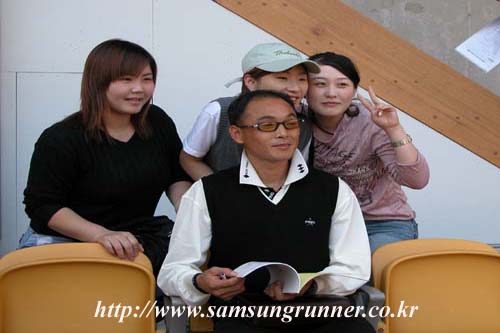 [부산국제육상경기대회]여성팬들과 함께 한 이봉주선수 사진