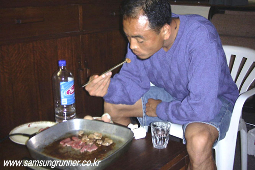 [시드니올림픽]식이요법 식사중인 이봉주선수 사진