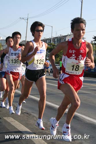 [경주국제마라톤]5km 국내선두그룹의 신철우 선수 사진