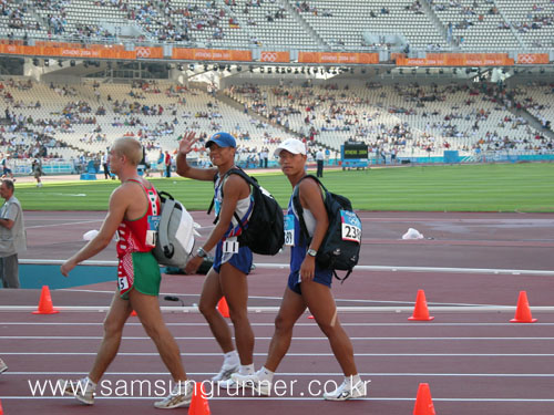 [아테네올림픽]20km 경보경기에 입장하는 선수들 사진