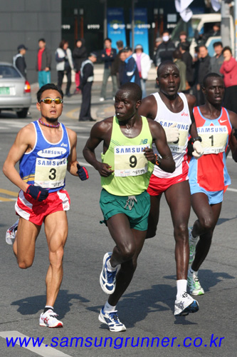 [07서울국제]32km 지점 케냐 선수들과의 치열한 경쟁 사진
