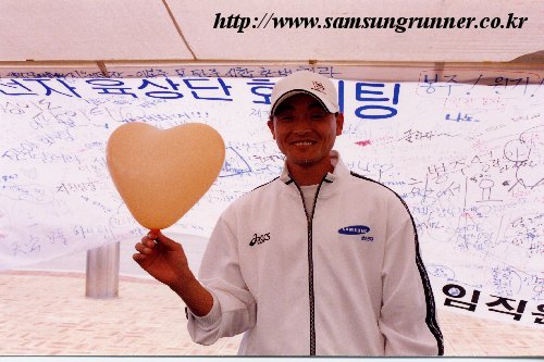 [사랑의달리기] 천안사업장 사우들의 선물 앞에서 사진