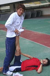 #. 사진설명 : 중국에서 훈련시 부상예방을 위해 김현섭 선수의 스트레칭을 돕고 있다. 아무리 작은 부상일지라도 언제나 물리치료사를 긴장하게 만든다. 관련사진