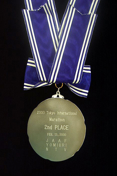 2000년 도쿄마라톤 2위 메달 - 뒷면